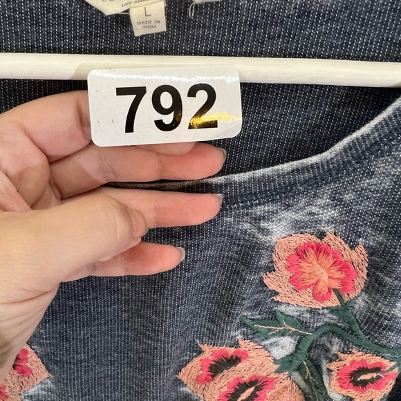 GORGEOUS LUCKY BRAND TOP L LARGE EMBROIDERED GRAY BURNOUT 792 PINK ROSES WHITE - Picture 14 of 14